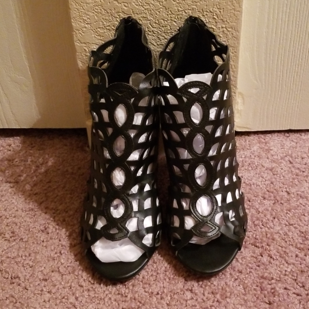 Torrid size 9.5W black scallop heels
